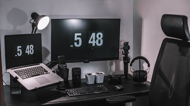 https://blog-cdn.everhour.com/blog/wp-content/uploads/2021/02/desk-setup-idea-1.jpg