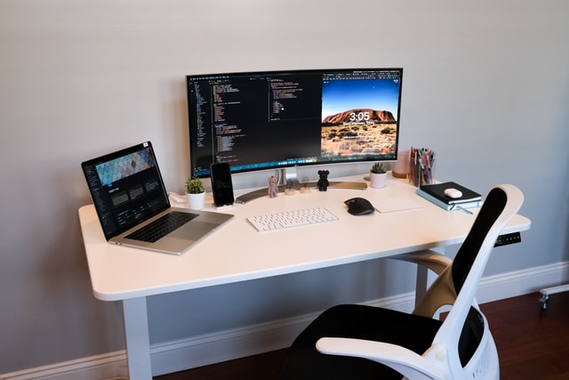 White Desk Pc Setup: Không Còn Dấu Ấn Nào Màu Trắng