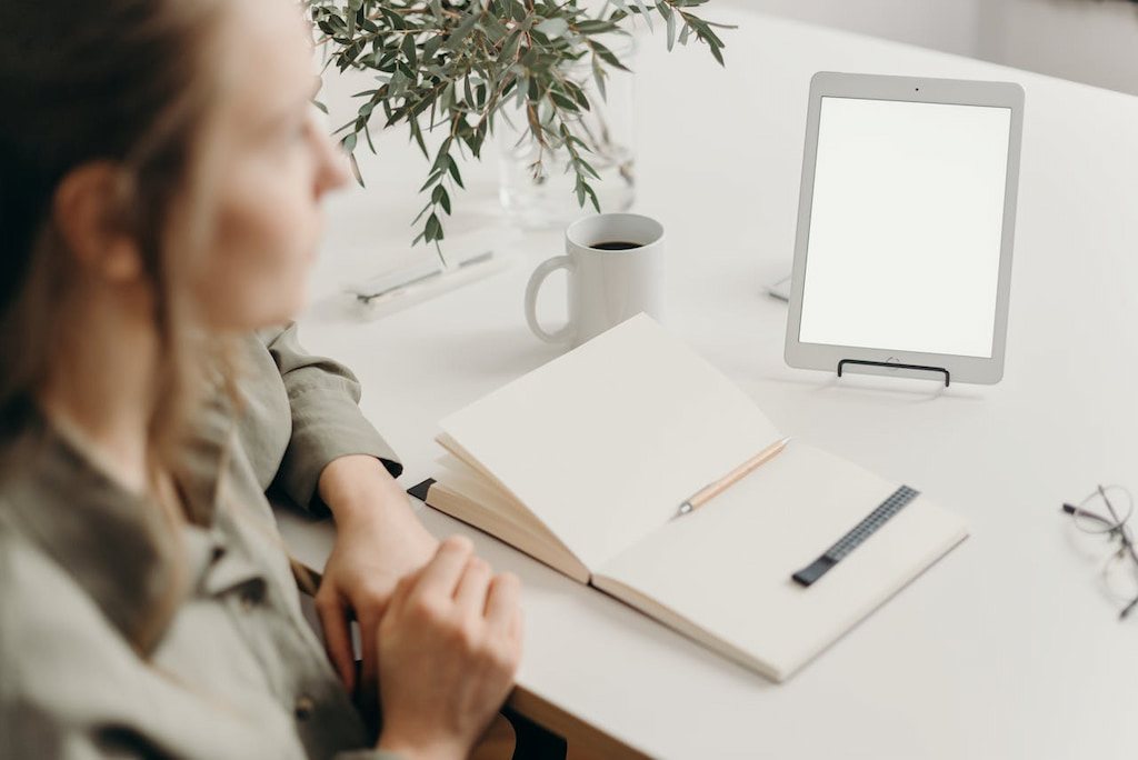 a complete guide to employee productivity software in 2025