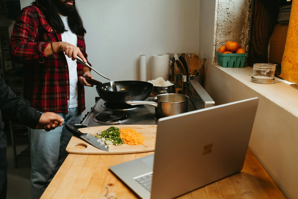21 remote team building activities that aren’t awkward (2025)